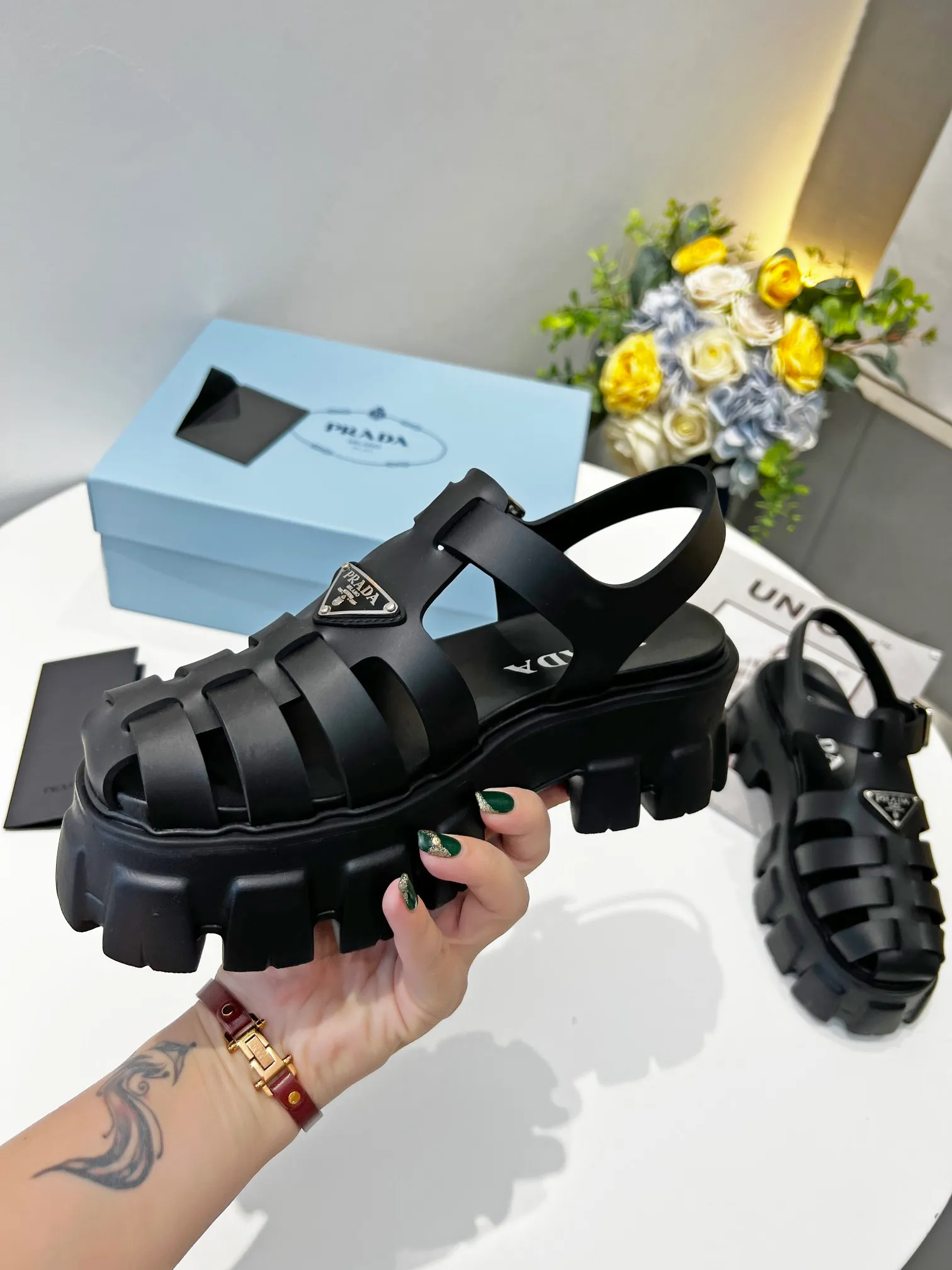 👟👟Ex-factory price 460👟👟 Super popular prada 2022 latest spring and summer zigzag Roman braided thick-soled rubber sandals E64. Retro, fashionable and avant-garde gears with 55mm thick soles and rubber uppers make the whole pair of shoes light and comfortable. Bright colors provide a variety of choices for fashionable people with different styles! The iconic metal triangle logo is paired with the shape of ancient beach sandals. Every design element is fashionable! Code number 35-40